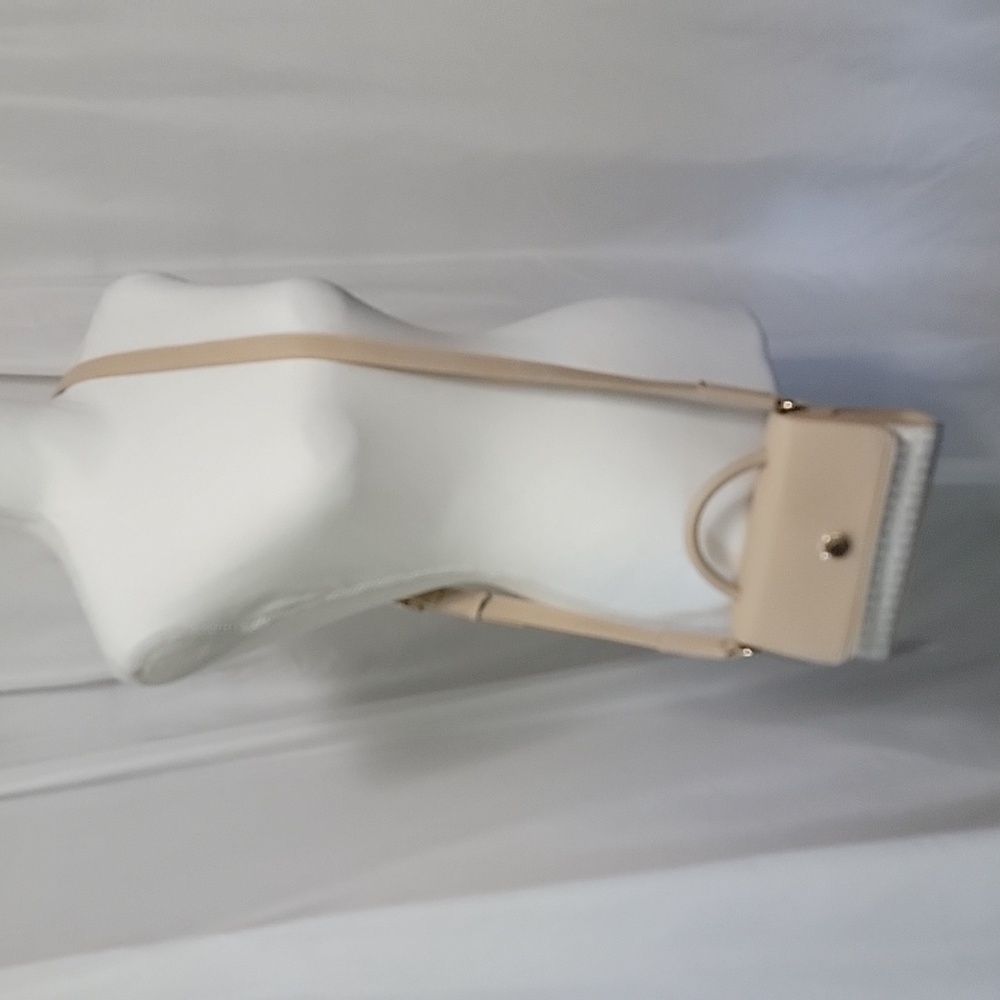 Tommy Hilfiger Cream and White Crossbody Bag with Elegant Design - Picture 4 of 11